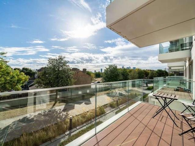 Flat for sale in Greenwich Peninsula, Greater London