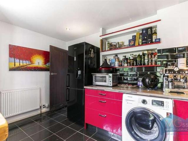 Flat for sale in Temple Fortune, Greater London