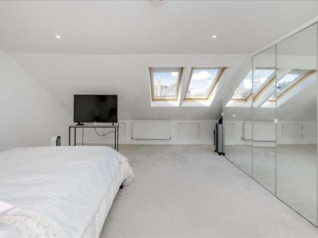 Flat for sale in Shepherd's Bush, Greater London