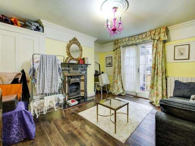 Flat for sale in Fulham, Walham Green