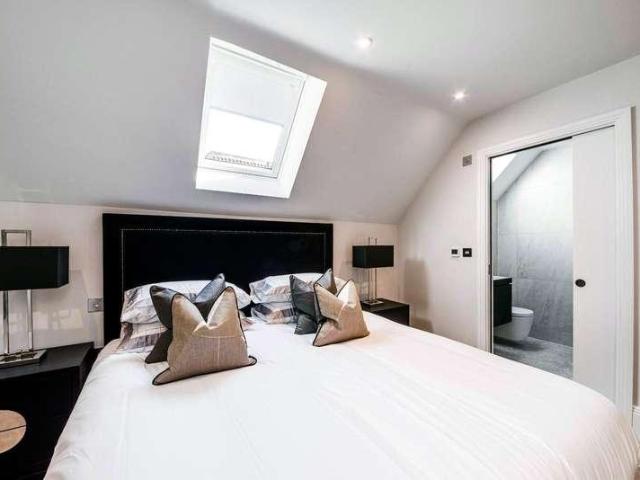 Flat for sale in Whetstone, Oakleigh Park