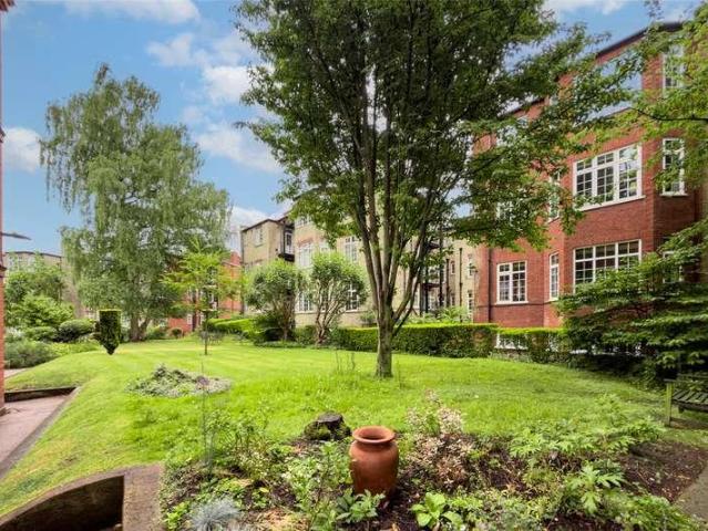 Flat for sale in Muswell Hill, Greater London