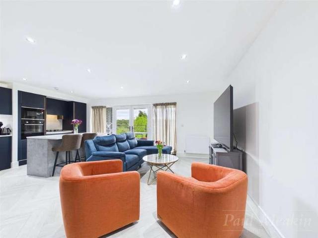 Flat for sale in London Borough of Croydon, Selsdon