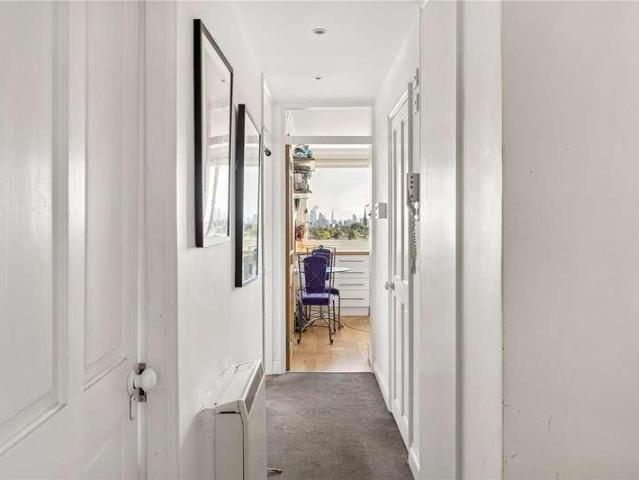 Flat for sale in Stamford Hill, Greater London