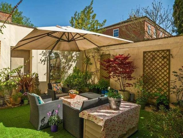 Flat for sale in Milford, Fole