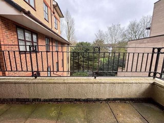Flat for sale in Childs Hill, Greater London
