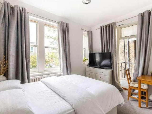Flat for sale in Stockwell Park, Greater London