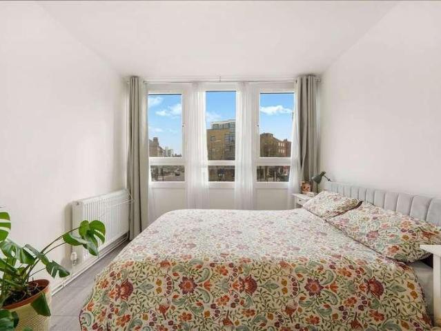 Flat for sale in Haggerston, Greater London