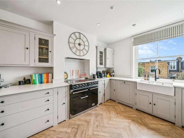 Flat for sale in London Borough of Wandsworth, Greater London