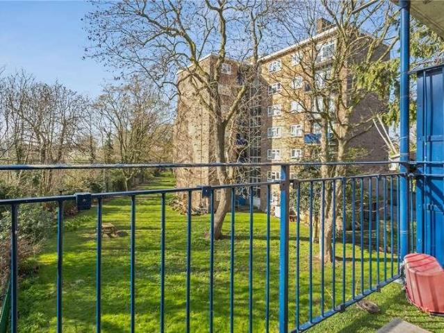 Flat for sale in Stoke Newington, Greater London