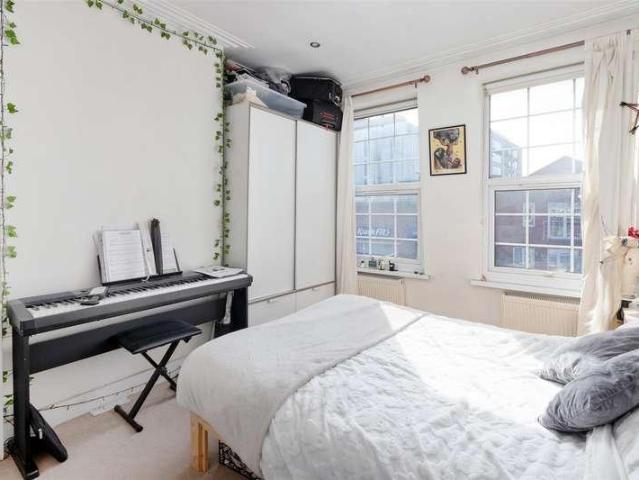 Flat for sale in London Borough of Merton, South Wimbledon