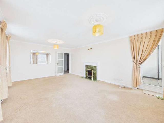 Flat for sale in West Worthing, Worthing