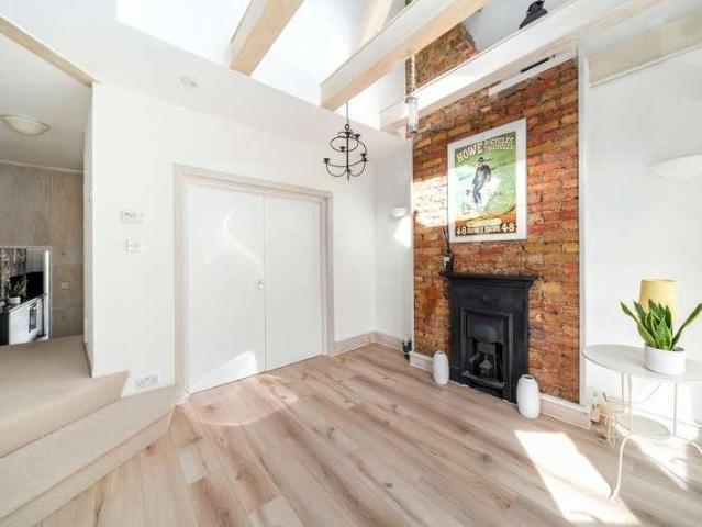 Flat for sale in Earlsfield, Greater London