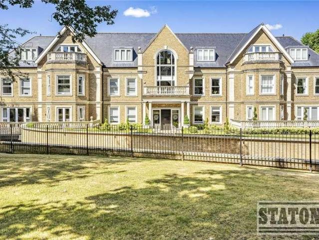 Flat for sale in Cockfosters, Greater London