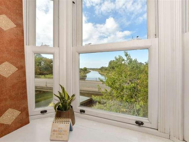 Flat for sale in Arundel, Clapham