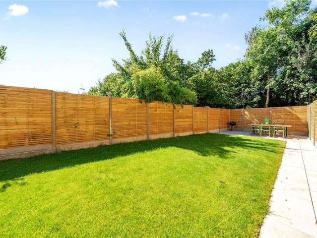 Flat for sale in London Borough of Ealing, Greater London