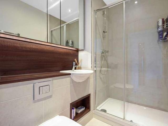 Flat for sale in Edgware, London Borough of Barnet