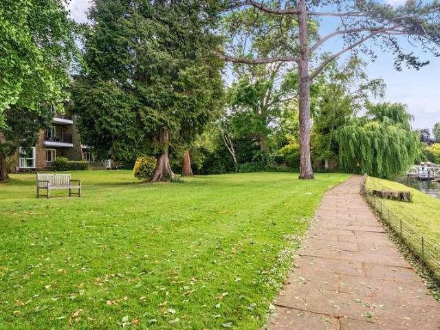 Flat for sale in Strawberry Hill, Greater London
