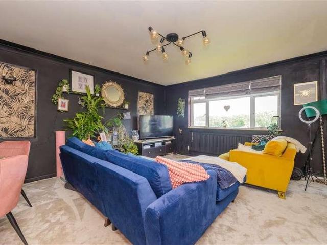 Flat for sale in Monks Orchard, Kent