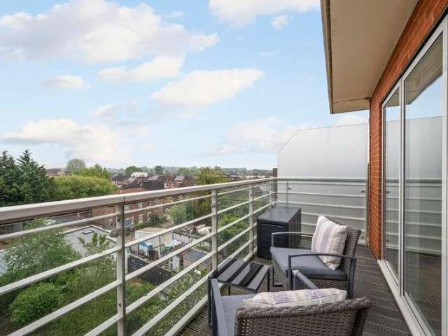 Flat for sale in London Borough of Merton, Merton Park