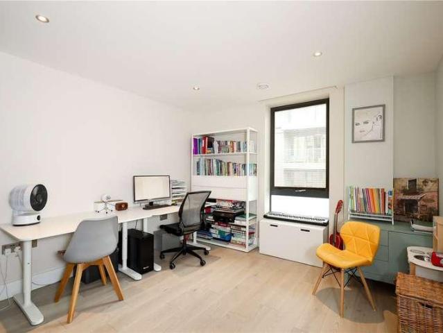 Flat for sale in London Borough of Ealing, Greater London
