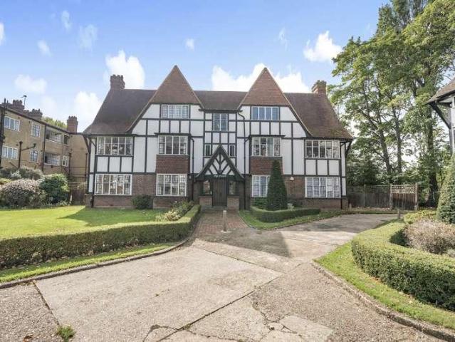 Flat for sale in London Borough of Ealing, Park Royal