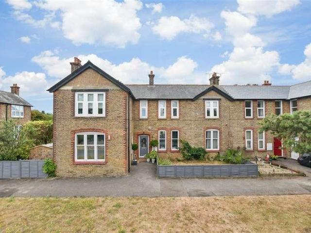 Flat for sale in Acol, Kent