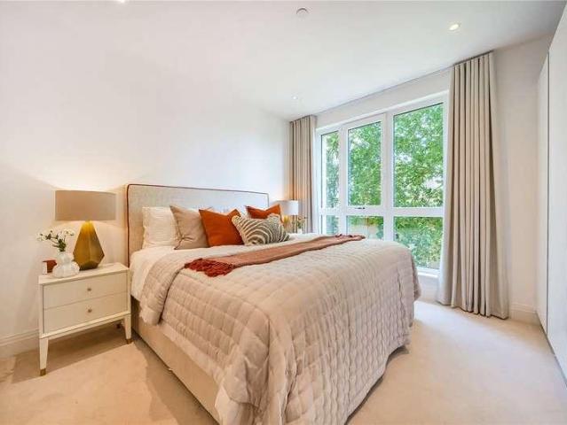 Flat for sale in Hampton Wick, Greater London