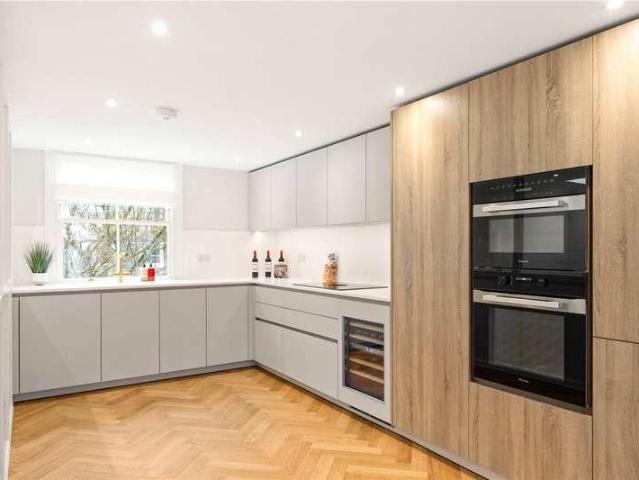 Flat for sale in Maida Hill, Greater London