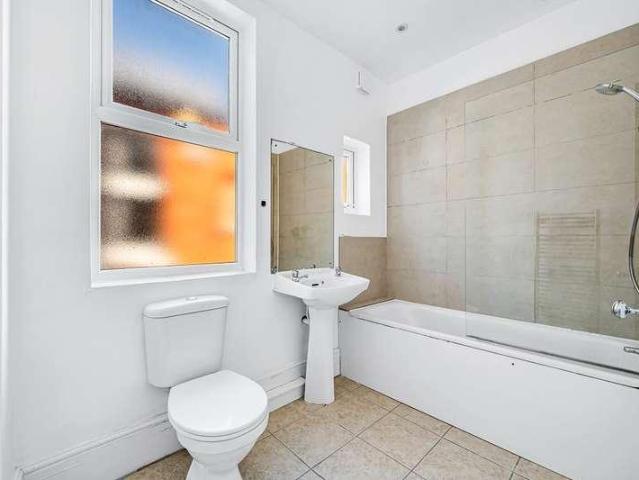 Flat for sale in London Borough of Ealing, Hanwell