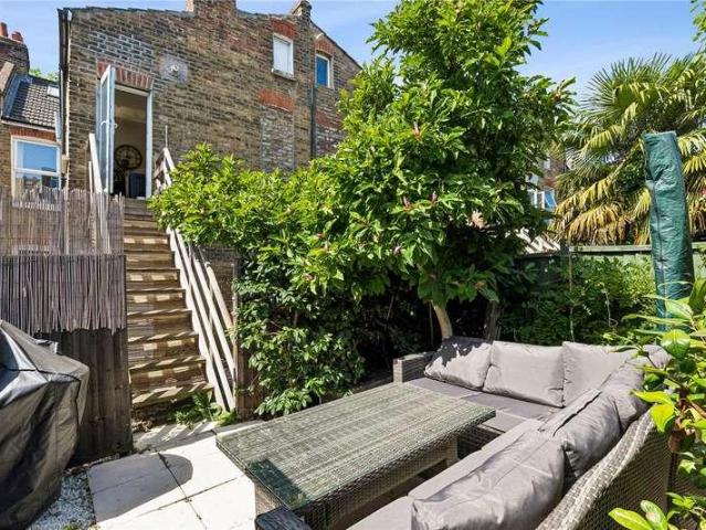 Flat for sale in Furzedown, Greater London