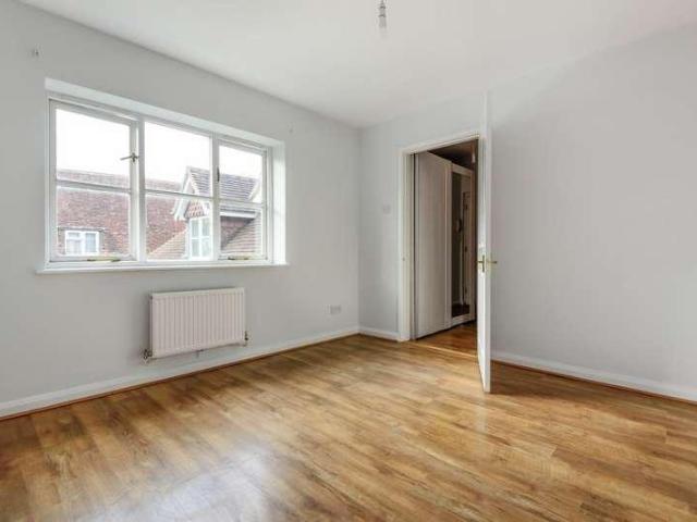 Flat for sale in Holloway Hill, Waverley