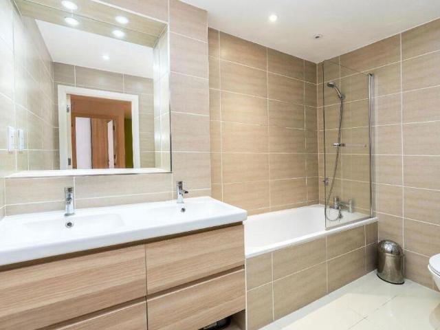 Flat for sale in Bermondsey, Greater London