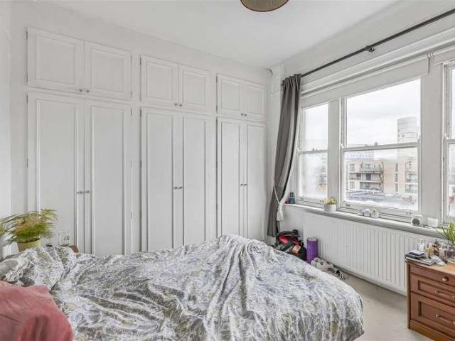 Flat for sale in Clapham Junction, Greater London