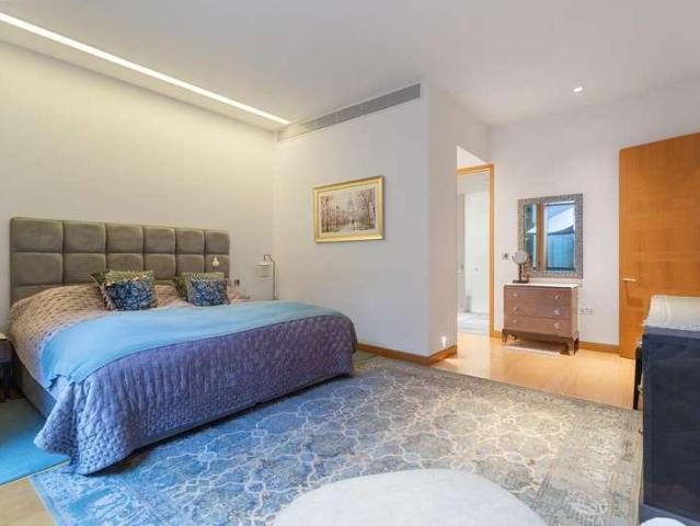 Flat for sale in Kensington, Greater London