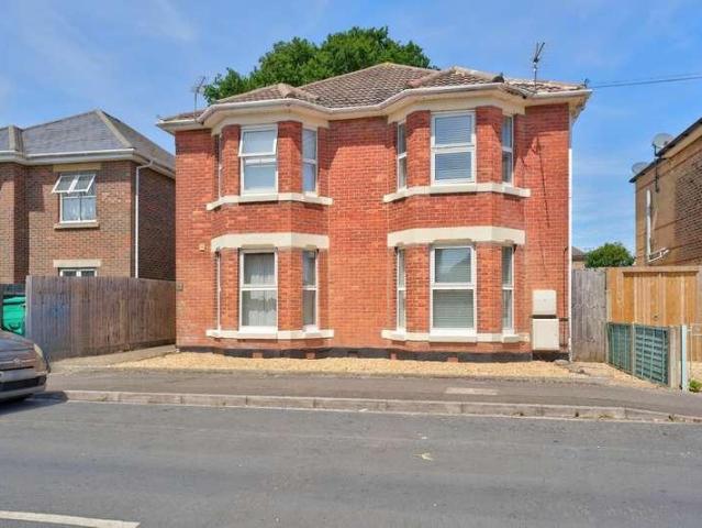 Flat for sale in Pokesdown, Bournemouth