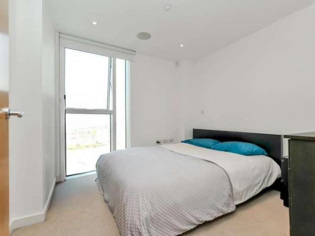 Flat for sale in Woodberry Down, Stamford Hill