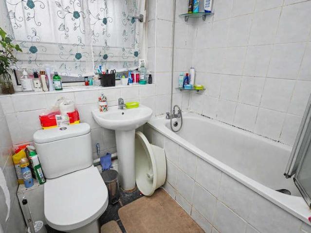 Flat for sale in London Borough of Newham, Greater London