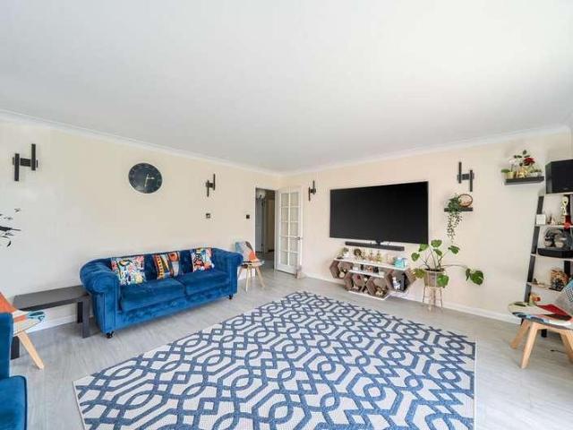 Flat for sale in Little Stanmore, Greater London