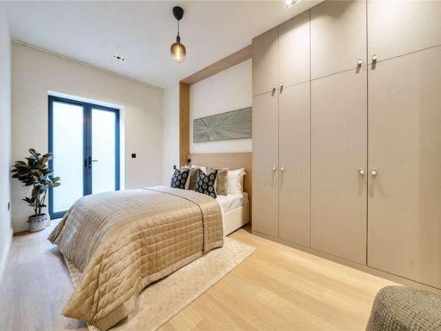 Flat for sale in London Borough of Ealing, Greater London