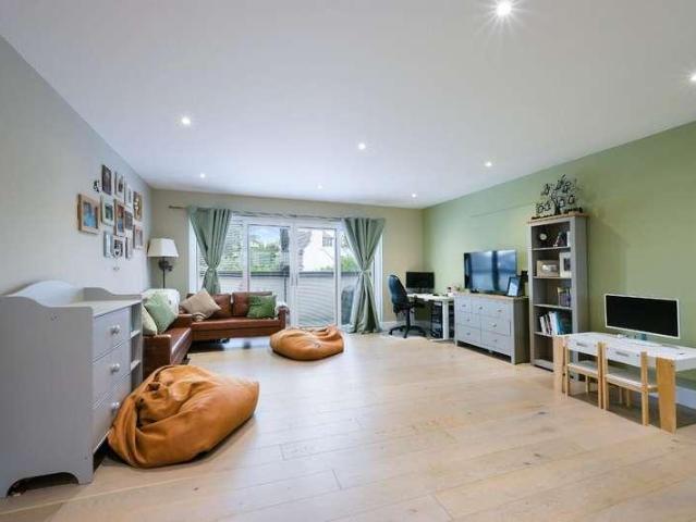 Flat for sale in Woodcote, Epsom