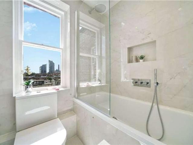 Flat for sale in Fulham, Greater London