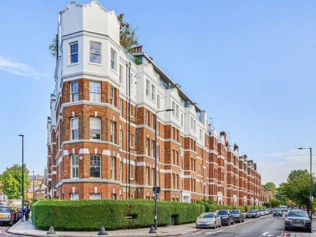 Flat for sale in Battersea, Greater London