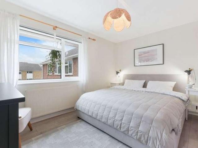 Flat for sale in Surbiton, Greater London