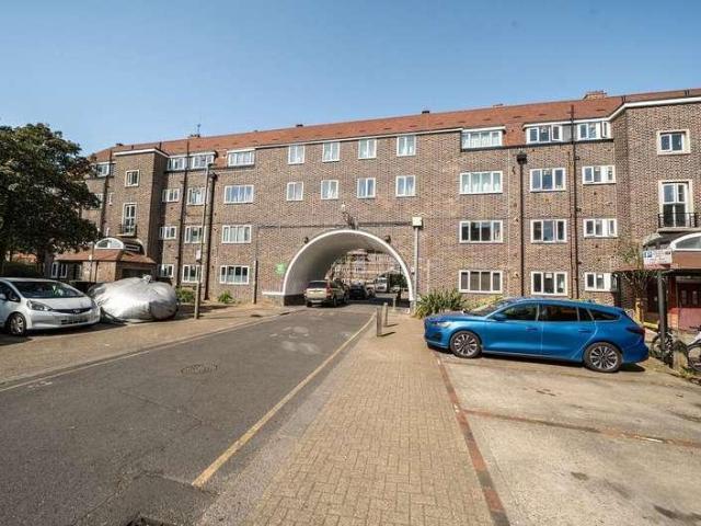 Flat for sale in Earlsfield, Greater London