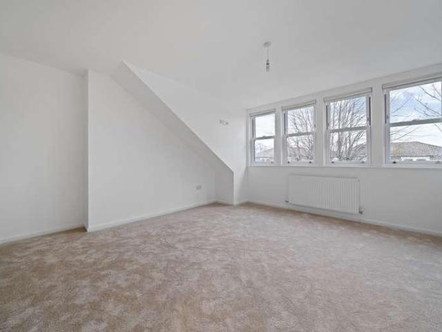 Flat for sale in Brownswood Park, Greater London