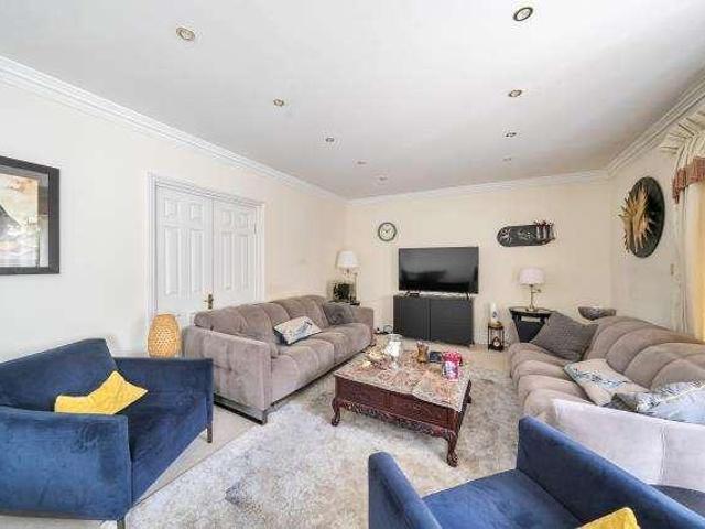 Flat for sale in Hendon, Greater London