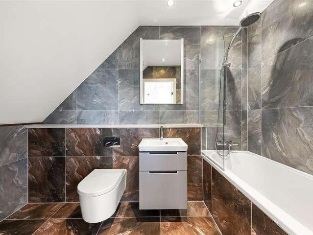 Flat for sale in Caterham on the Hill, Hillview