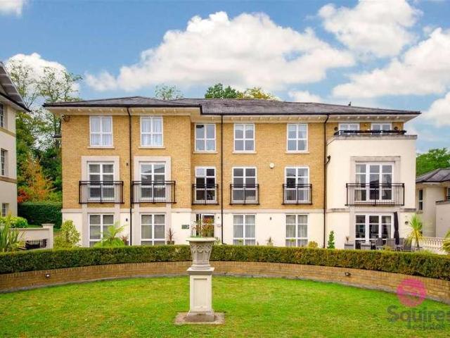 Flat for sale in Mill Hill, Greater London