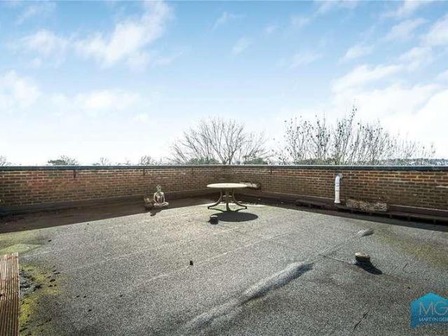 Flat for sale in Southgate, Greater London